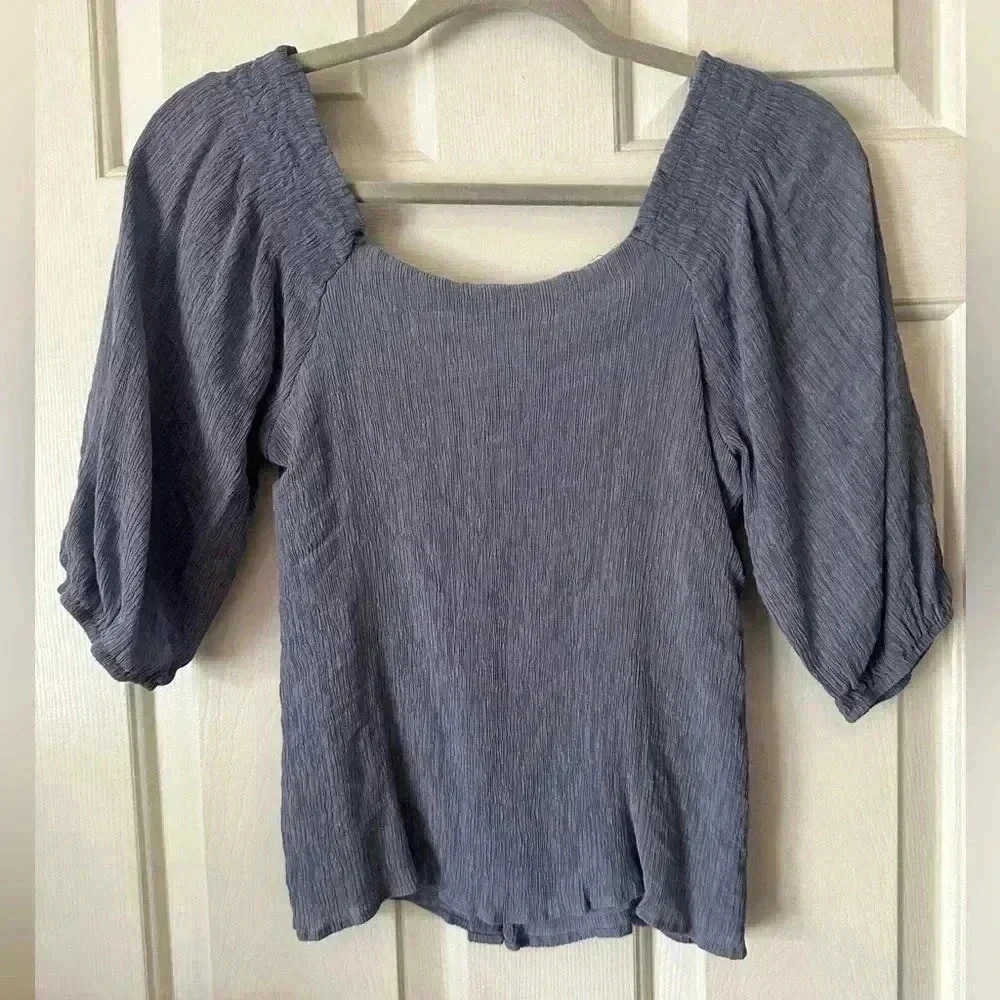 Puffed sleeve top with buttons - Picture 2 of 3